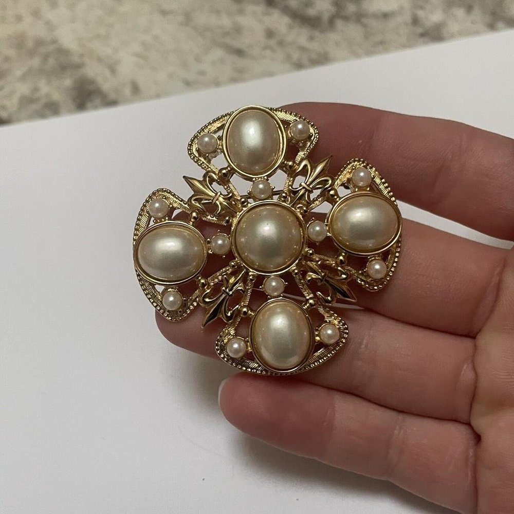 Beautiful Vintage Signed P.E.P. Brooch Pin Gold Tone / Faux Pearl